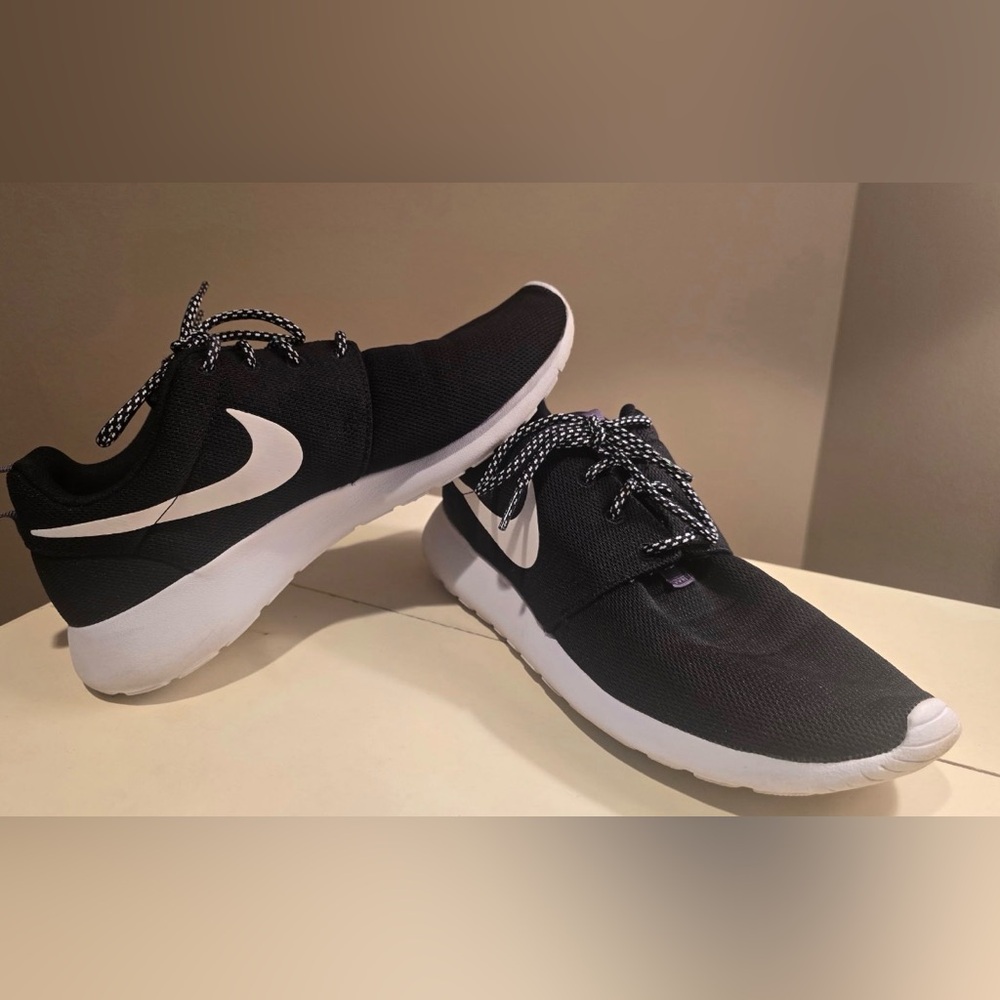 Women’s Nike Roshe One Size 10.5 Black/White Lightweight Sneakers athletic shoes